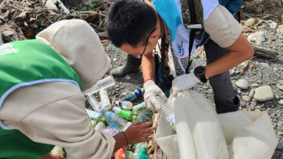 近80名在地夥伴於大武漁港周邊投入「海灘守綠・行動2538」淨灘，共同清除海岸廢棄物392公斤